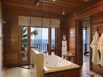 HILTON SEYCHELLES NORTHOLME RESORT & SPA 5 *