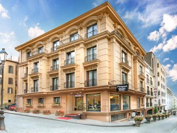 DELUXE NEWPORT HOTEL 3*