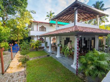 GREEN VILLA UNAWATUNA 3*
