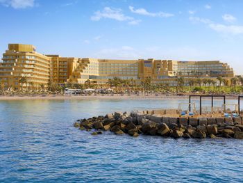 HILTON PLAZA 5 *
