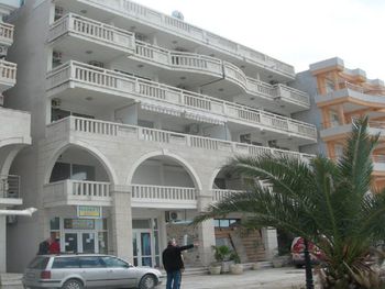 APARTMENTS PONTA 1*