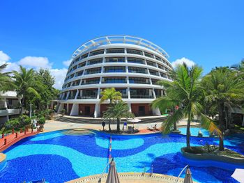 XINJIANG PLAZA HOLIDAY 4*